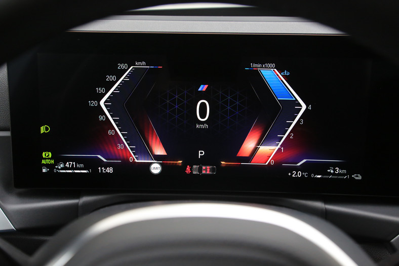 O jeździe w trybie EV informuje jedynie zmiana koloru podświetlenia zegarów. Lepiej czytelny byłby zapalający się (jak u konkurencji) komunikat z literkami EV.
