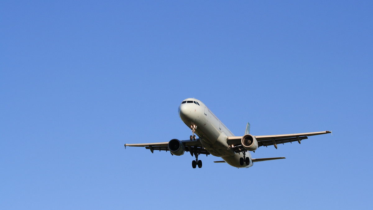 Samolot Air Canada ze 178 pasażerami i członkami załogi na pokładzie awaryjnie lądował po zderzeniu ze stadem ptaków. Pilot nadał sygnał mayday. Na szczęście nikomu nic się nie stało - informuje CBC.