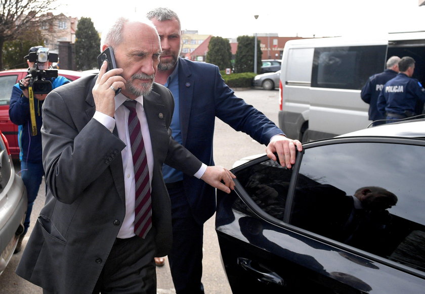 Macierewicz w prokuraturze. Zeznaje w sprawie swojego byłego współpracownika Bartłomieja M.