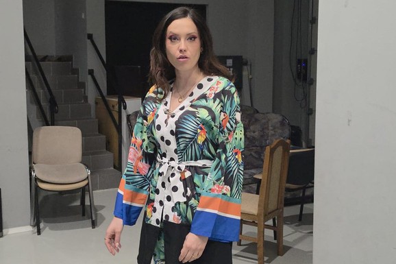 MIRKA PRVI PUT NAKON SKADNALA VUJADINA I A.K. U miniću i crvenim štiklama ne skida osmeh: "Dobro sam" (Video)