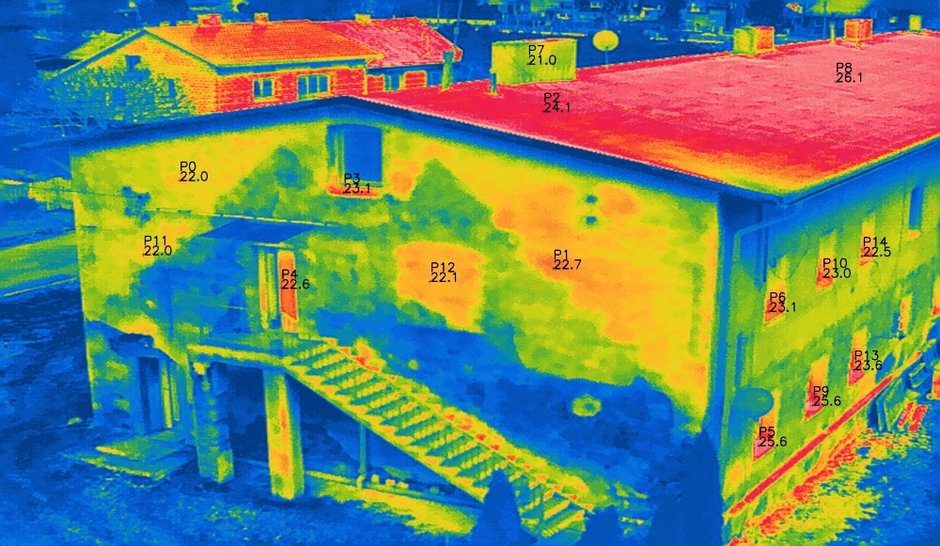 Budynek wielorodzinny w obiektywie kamery termowizyjnej