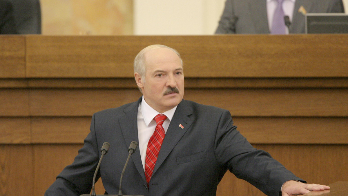 Prezydent Białorusi Alaksandr Łukaszenka zapewnił, że jego kraj "wywinie się" z kryzysu walutowego. Potępił zarówno Unię Europejską, jak i Rosję za krytykę sytuacji politycznej na Białorusi.