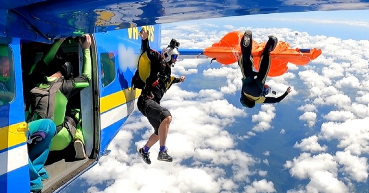 Dramat w powietrzu. Pilot i skoczek walczyli o przetrwanie