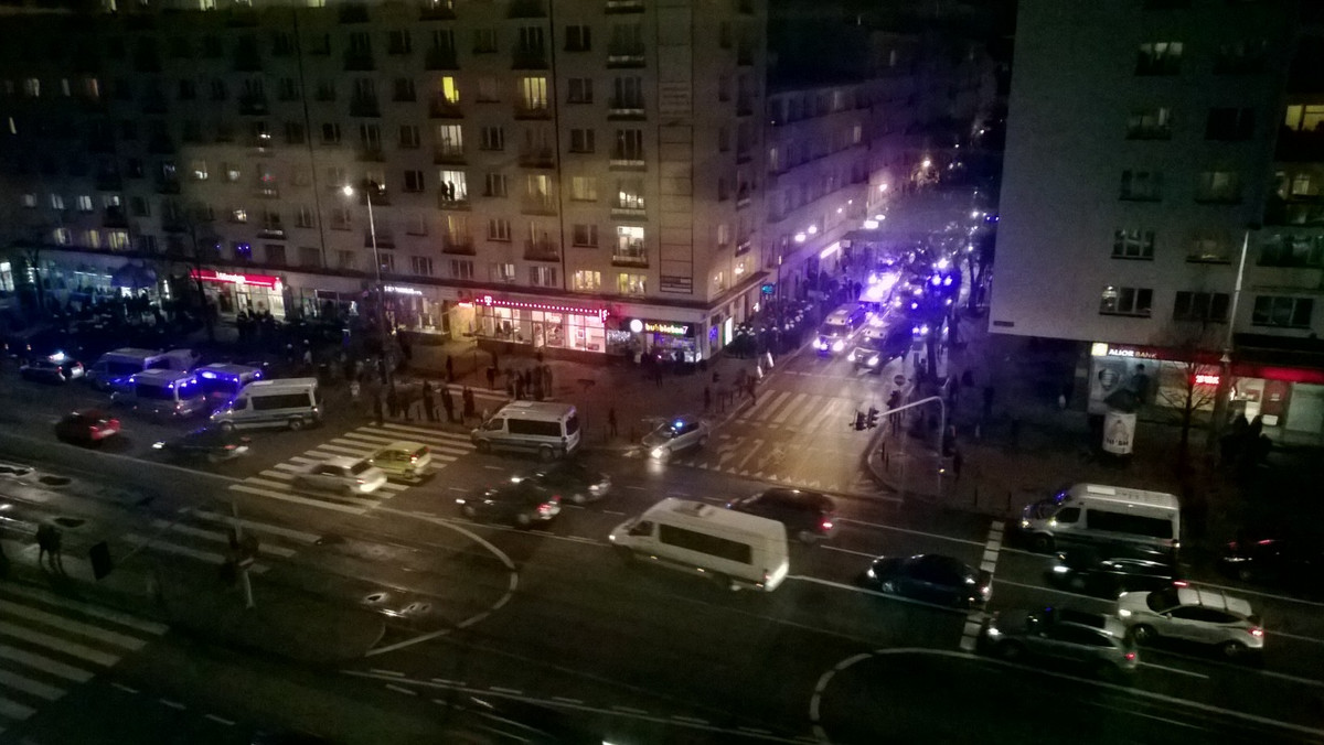 Policja zatrzymała w centrum Warszawy 120 kibiców klubu Lazio Rzym, którzy dzisiaj obrzucili funkcjonariuszy kamieniami i butelkami. Włochów przewieziono do komisariatów, gdzie zostaną przesłuchani.