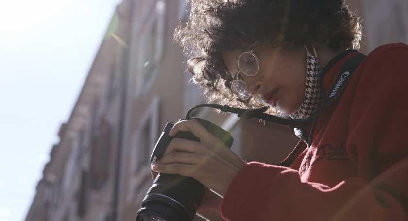 Die Studentin Delphine (18) lebt in Genf. Sie nimmt sich die Freiheit, ihrer Sexualität non-binär nachzuspüren.