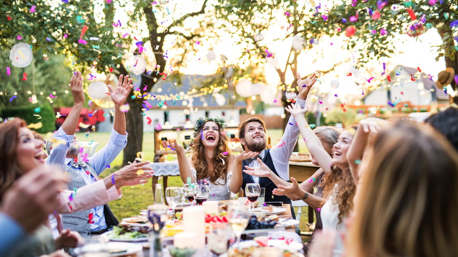 Jak się ubrać na garden party?  W tym sezonie w modzie będą więc kwiatowe wzory, pastele, zwiewne tkaniny i ażurowe dekoracje