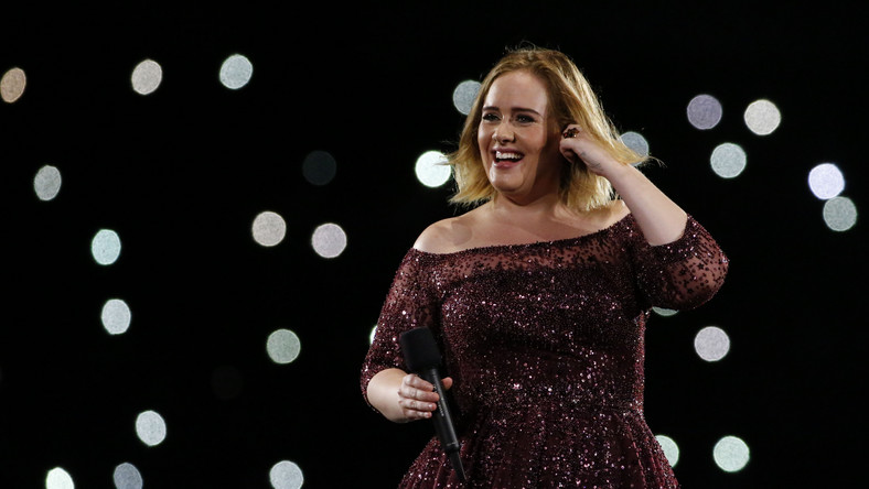 Adele potwierdziła, że udzieliła ślubu "dwójce najlepszych przyjaciół" - gwieździe telewizji Alanowi Carrowi i jego partnerowi Paulowi Draytonowi.
