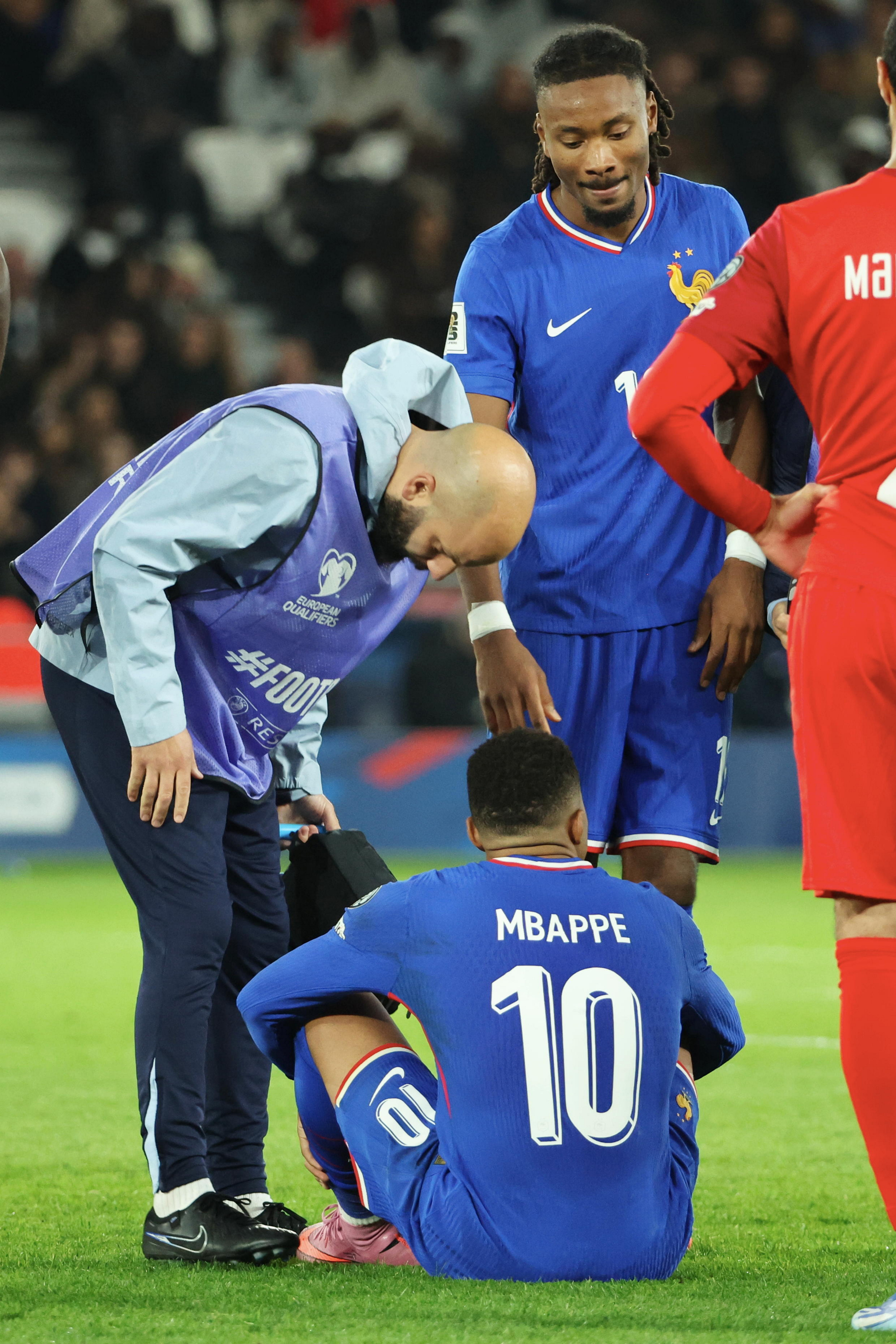 Mbappé anotó doblete pero regresa lesionado a Madrid con Camavinga