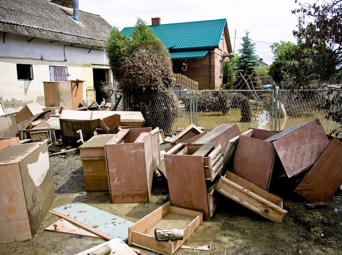 Zniszczone meble przed jednym z zalanych gospodarstw we wsi Wilków (woj. lubelskie)