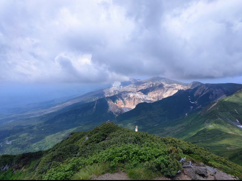 Widok na pasmo górskie Tokachi z góry Furano