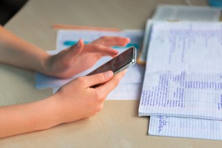 Nowość w mObywatelu jeszcze w listopadzie. Nauczyciele dostaną elektroniczne legitymacje w 14 dni