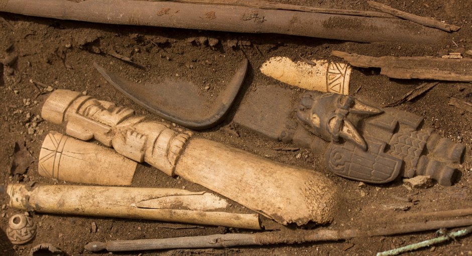 Zabytki archeologiczne in situ znalezione w królewskim grobowcu Wari w Castillo de Huarmey