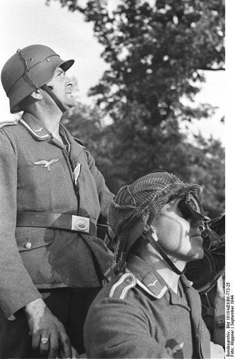 Rzut oka na wrogie jednostki. Niemcy obserwują niebo nad Arnhem (fot. Bundesarchiv, Bild 101II-M2KBK-772-25 / Höppner / CC-BY-SA 3.0).