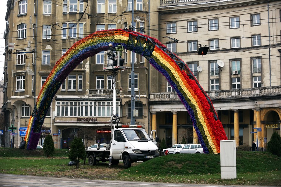 Naprawa tęczy na Placu Zbawiciela