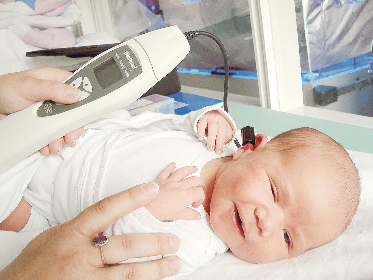 Как проверить слух у новорожденного. Неонатальный и аудиологический скрининг новорожденных. Аудиологический скрининг новорожденных. Аудиологический скрининг новорожденных аппарат. ОАЭ аудиологический скрининг.