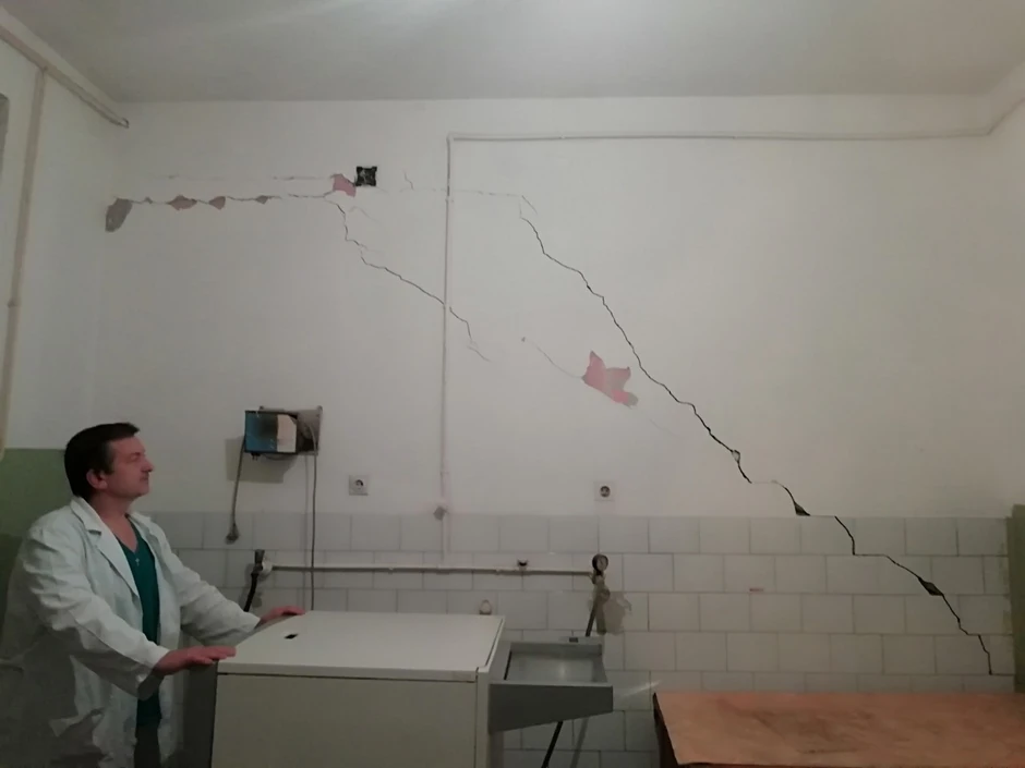 Zbog pukotina na zidovima i ulaska svetlosti u mračnu komoru onemogućeno razvijanje rendgen filmova