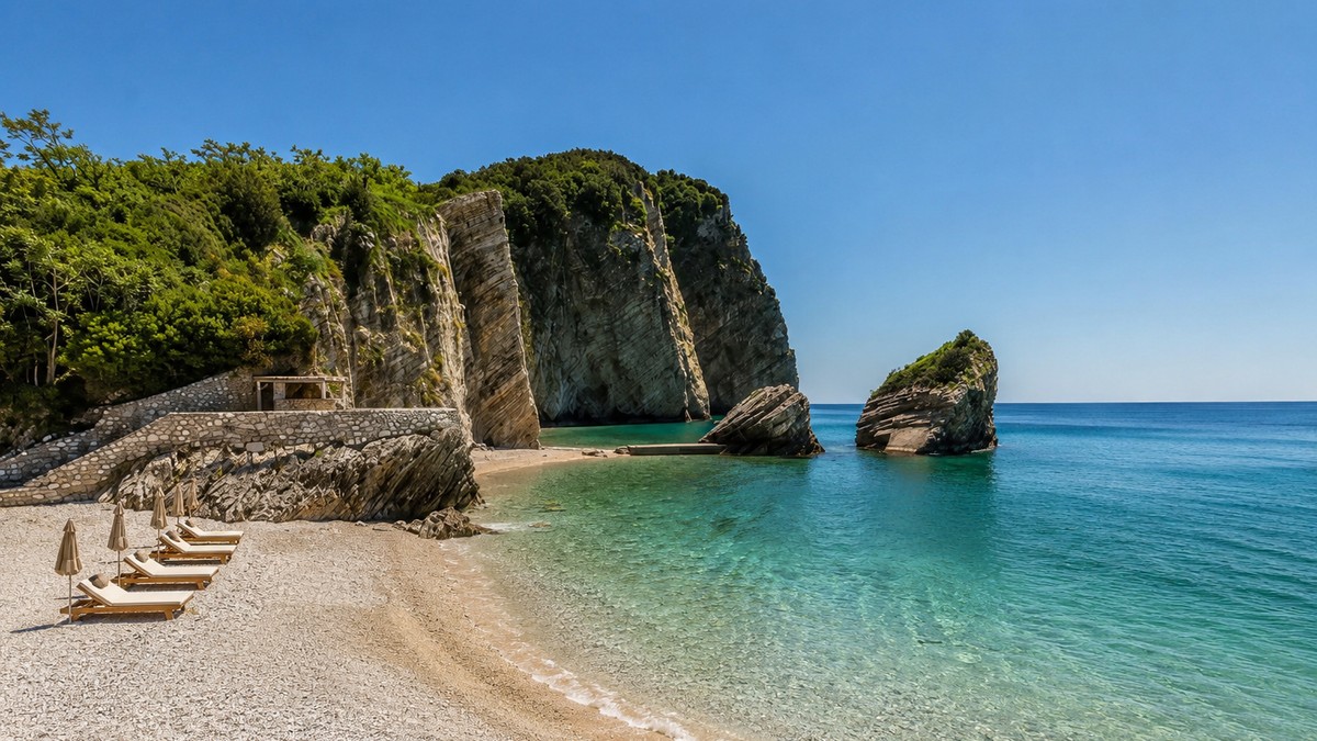 Plaža Havaji u Budvi, jedno od najlepših mesta na Jadranu