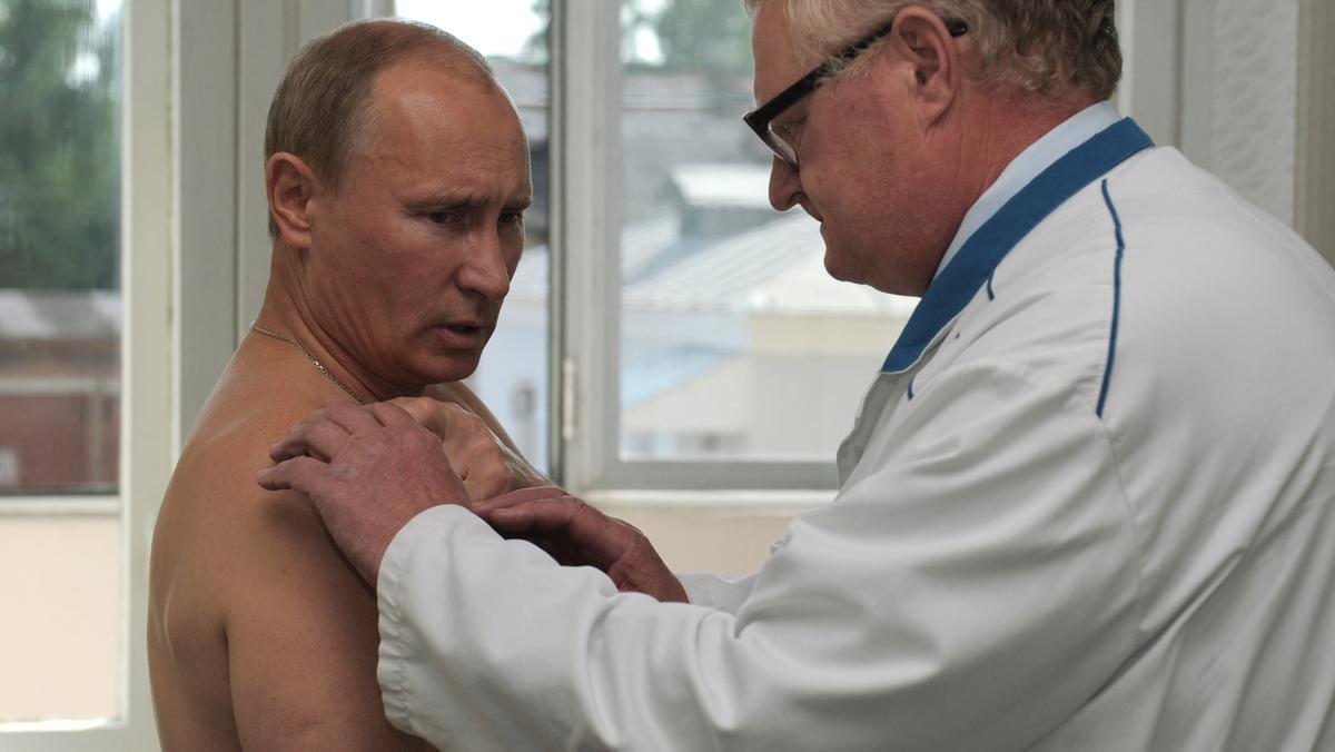 Władimir Putin podczas badania lekarskiego w sierpniu 2011 r.