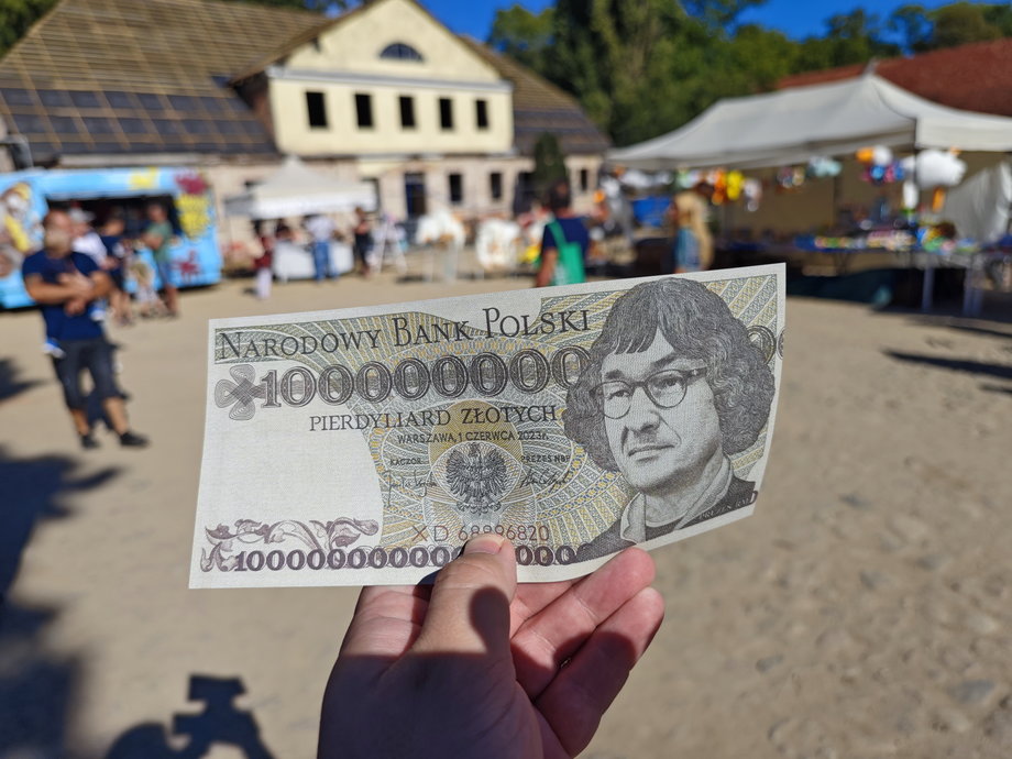 Przedstawiciel Konfederacji dał banknot z Morawiecki i szybko sobie poszedł
