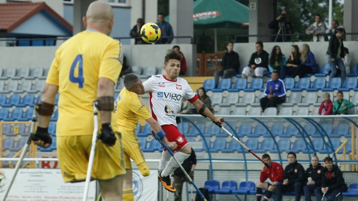 Już 13 i 14 września reprezentacja Polski w ampfutbolu – piłce nożnej osób po amputacjach – zmierzy się w Warszawie przy ul. Kawęczyńskiej 44 z Turcją, Włochami, Anglią, Ukrainą i Belgią. Będzie to największa tegoroczna ampfutbolową impreza w Europie i ostatni sprawdzian sześciu reprezentacji przed wyjazdem na Mistrzostwa Świata do Meksyku. ​Na stadionie na kibiców czekać będą liczne atrakcje (konkursy z nagrodami, spotkania ze znanymi piłkarzami, miniturnieje piłkarskie, gry video, malowanie twarzy itp.), a niedzielne mecze turnieju transmitowane będą na żywo na stronie www.ampfutbol.pl.