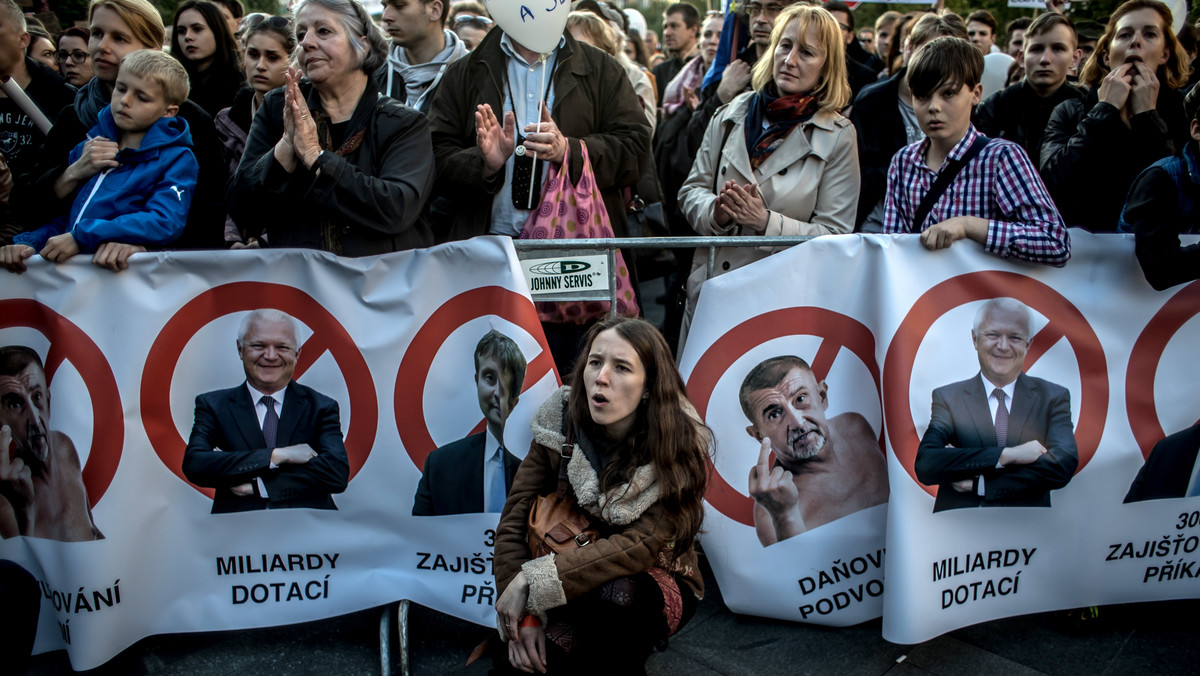 W wielu czeskich miastach odbyły się dziś demonstracje, których uczestnicy domagali się ustąpienia ministra finansów Andreja Babisza, zarzucając jednocześnie prezydentowi Miloszowi Zemanowi, że blokuje odwołanie go z rządu.