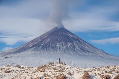 Trzęsienie ziemi spowodowało wybuch wulkanu. Erupcja trwa