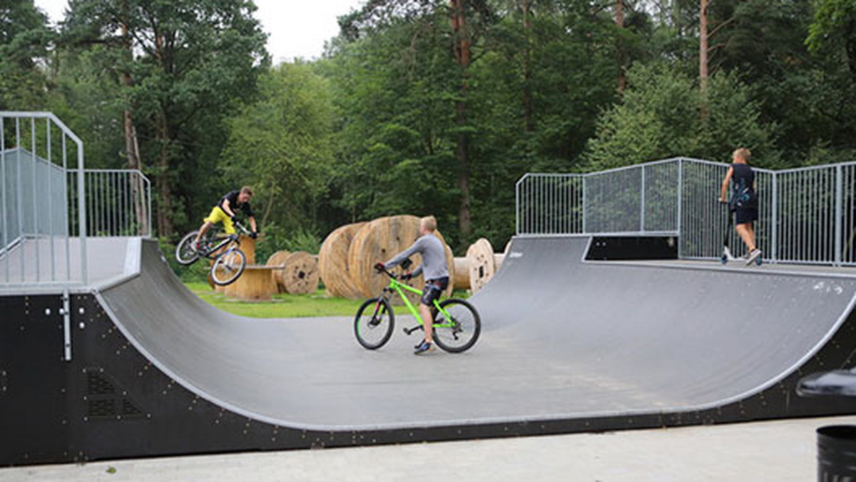 Zakończyła się budowa skate i trial parku w Parku Zdrojowym w Rabce-Zdroju. Co prawda obiekt jeszcze nie został oficjalnie otwarty, ale amatorzy jazdy na deskorolkach, rolkach i rowerach mogą już z niego korzystać.