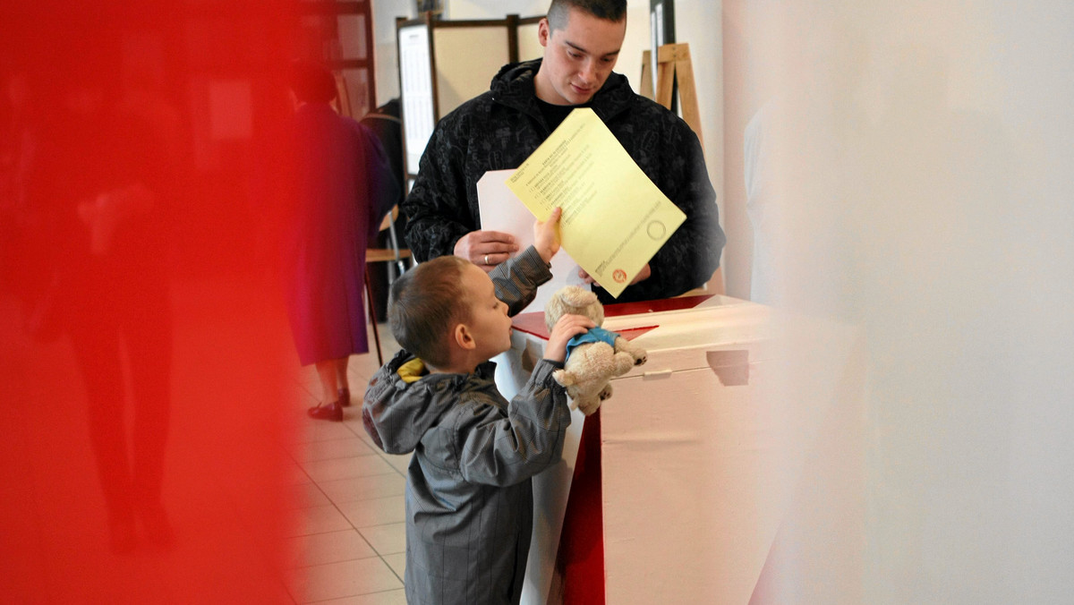 Wybory samorządowe 2014 będą pierwszymi, w których tak mocno swój start zaakcentowały tzw. ruchy miejskie. Dzięki Porozumieniu Ruchów Miejskich są one widoczne w całej Polsce i największych miastach. Niektórzy z ich reprezentantów mają nawet szanse zostać prezydentami. - Wierzę w wynik dwucyfrowy – mówi Onetowi Kacper Pobłocki, koordynator PRM. Ten fenomen dostrzeżono nawet za granicą, gdzie "Financial Times" pisze o "młodych buntownikach z powodu".