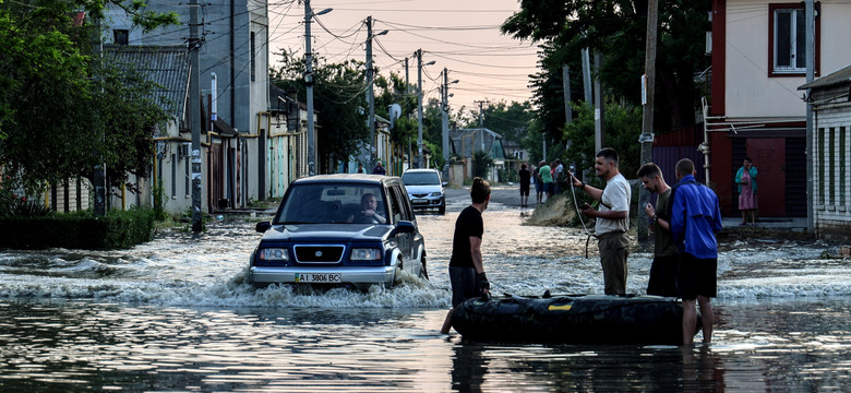 "Jeszcze dwie godziny i moje miasto będzie pod wodą". Opowiadają mieszkańcy okolic zniszczonej zapory wodnej