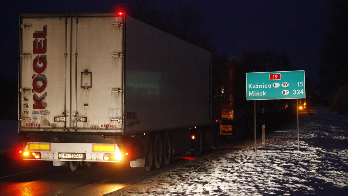 Ciągle prawie dobę trzeba w środę wieczorem czekać na wyjazd ciężarówką z Polski na Białoruś przez przejścia graniczne w województwie podlaskim - podała Straż Graniczna. Kolejki przed Kuźnicą i Bobrownikami miały po ok. 7 km długości.