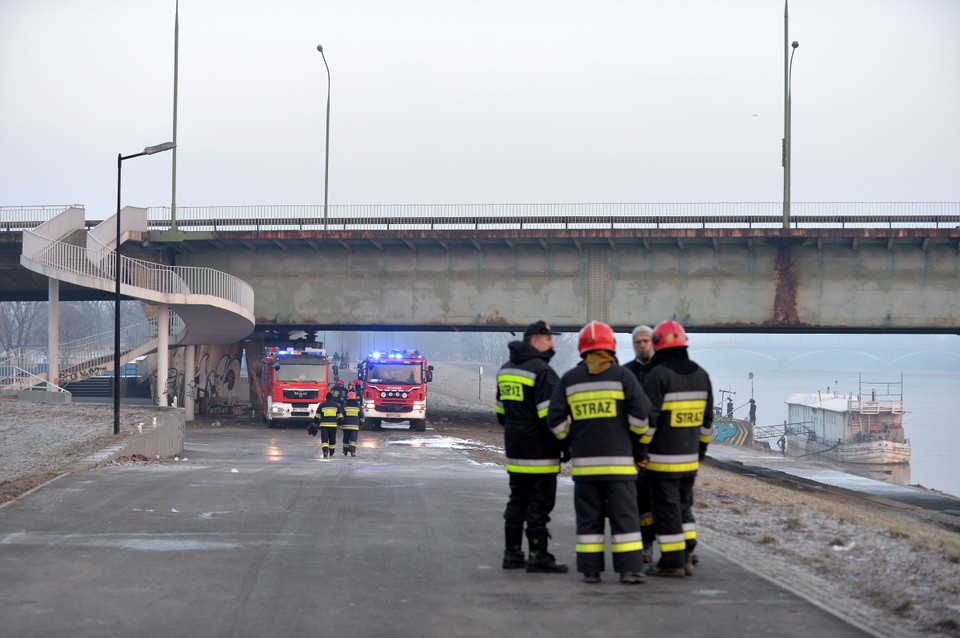 WARSZAWA MOST ŁAZIENKOWSKI PO POŻARZE (Strażacy)