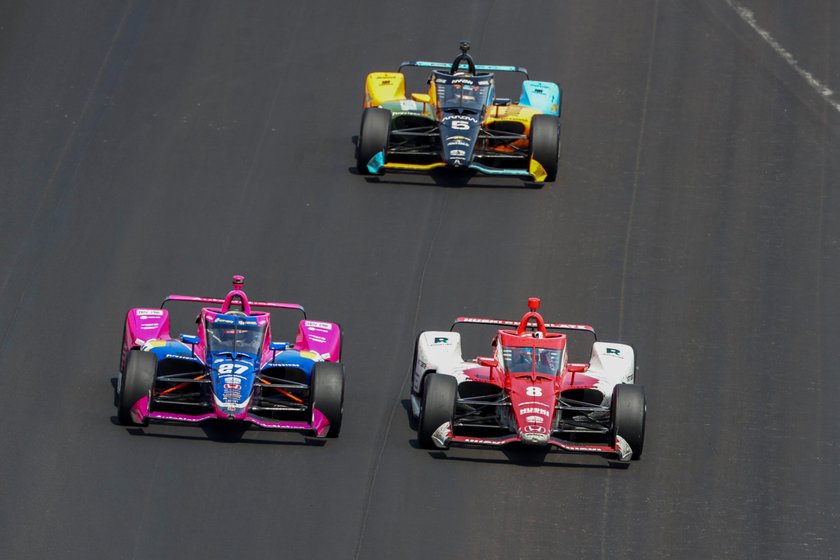 Alexander Rossi (27) z USA, Marcus Ericsson (8) ze Szwecji i Pato O'Ward (5) z Meksyku na torze podczas 106. już wyścigu Indianapolis 500 w Indianapolis (USA)