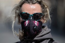 Maseczkowa moda: W kwiatki, w kratkę, czy groszki... [WIDEO]