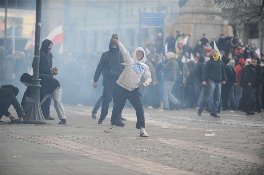 Zadyma podczas Marszu Niepodległości