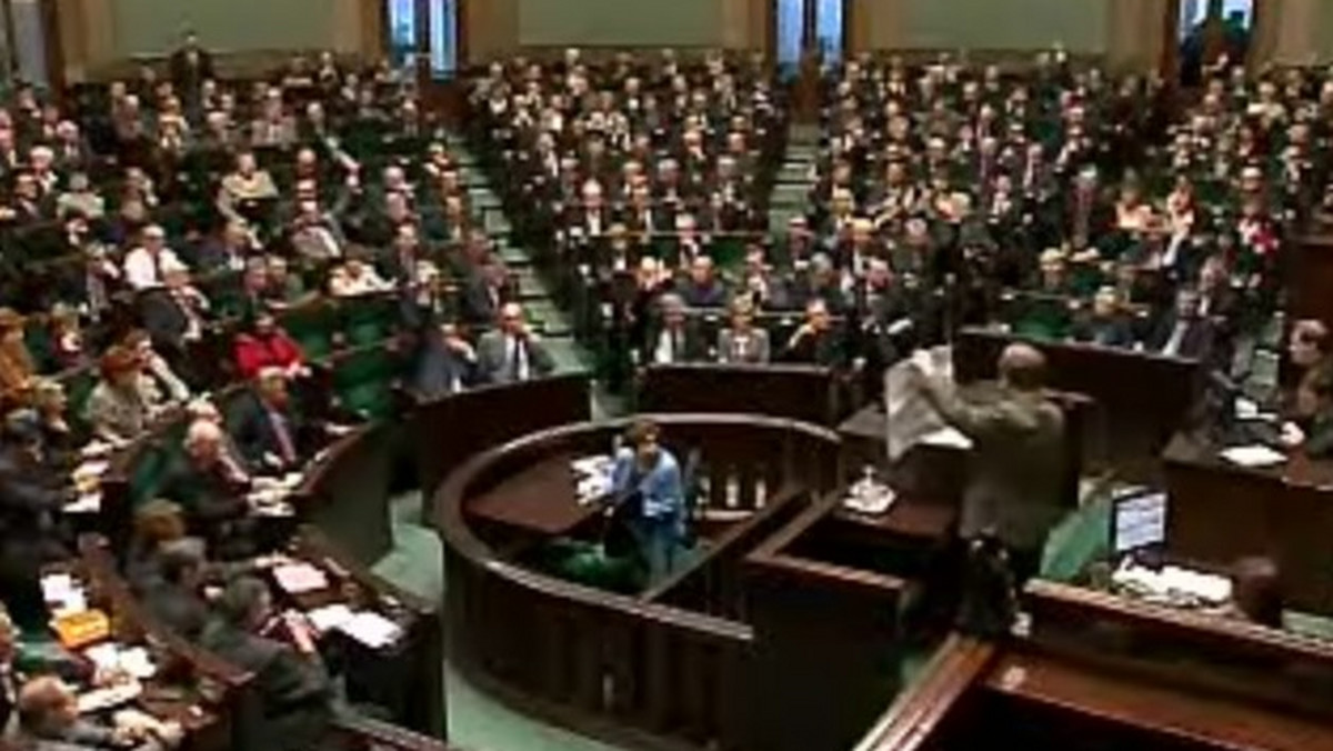 Platforma Obywatelska dystansuje konkurencję polityczną - wynika z najnowszego sondażu poparcia dla partii politycznych TNS OBOP, przeprowadzonego na zlecenie Telewizji Polskiej. Partie Janusza Palikota i Joanny Kluzik-Rostkowskiej uzyskały poparcie rzędu 1 proc.