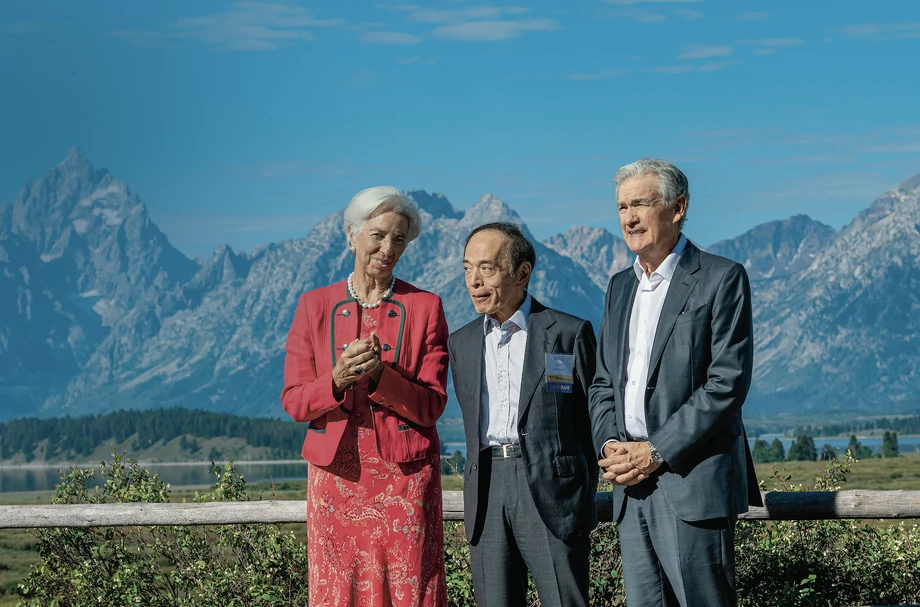 Dyskutujący w Górach Skalistych szefowie banków centralnych (Christine Lagarde, Kazuo Ueda, Jerome Powell) obawiają się podwójnego szczytu inflacji.