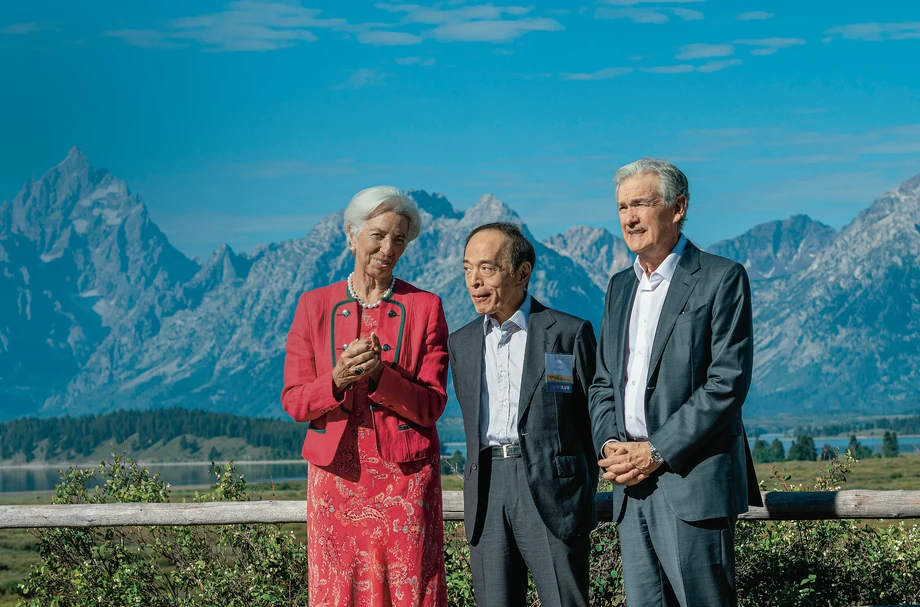 Dyskutujący w Górach Skalistych szefowie banków centralnych (Christine Lagarde, Kazuo Ueda, Jerome Powell) obawiają się podwójnego szczytu inflacji.