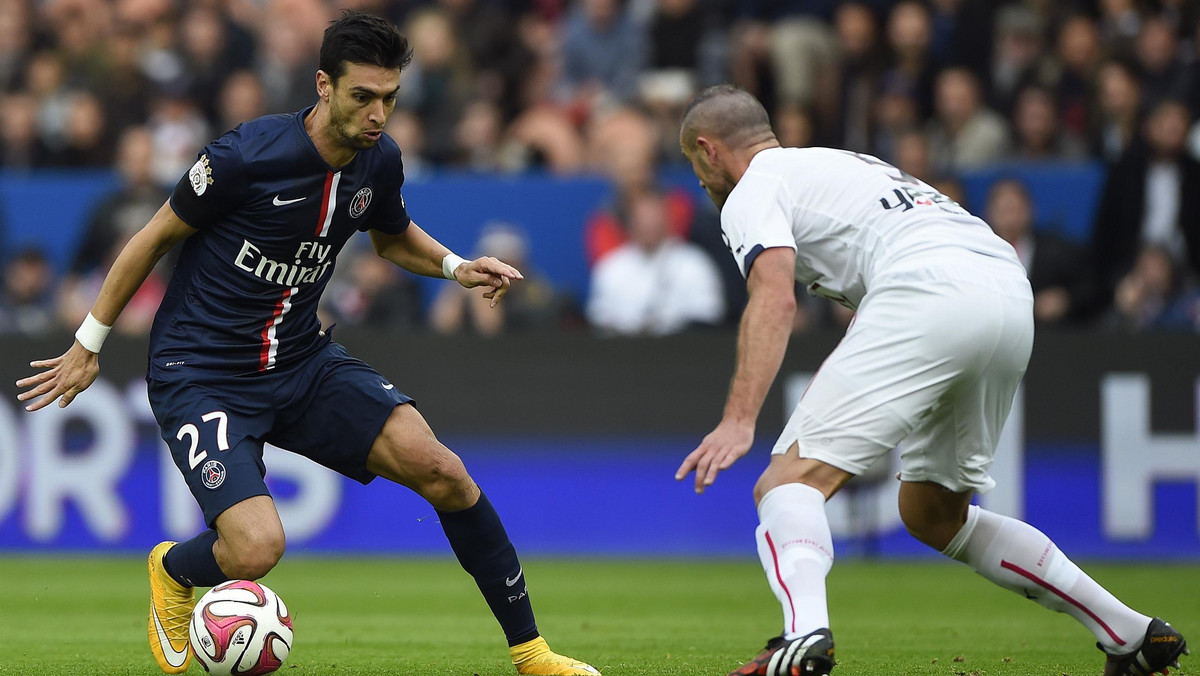 Paris Saint-Germain pokonało na własnym stadionie Bordeaux 3:0 (1:0) w sobotnim meczu 11. kolejki Ligue 1. Dwa gole dla gospodarzy, tuż przed przerwą i zaraz po niej, strzelił z rzutów karnych Lucas Moura, a trzecie trafienie w końcówce dołożył Ezequiel Lavezzi. Oba zespoły przez większą część spotkania grały w dziesięciu, po czerwonych kartkach Gregory'ego van der Wiela i Andre Biyogo Poko.