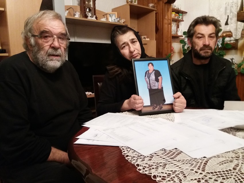 Danijelini roditelji i suprug sa medicinskom dokumentacijom