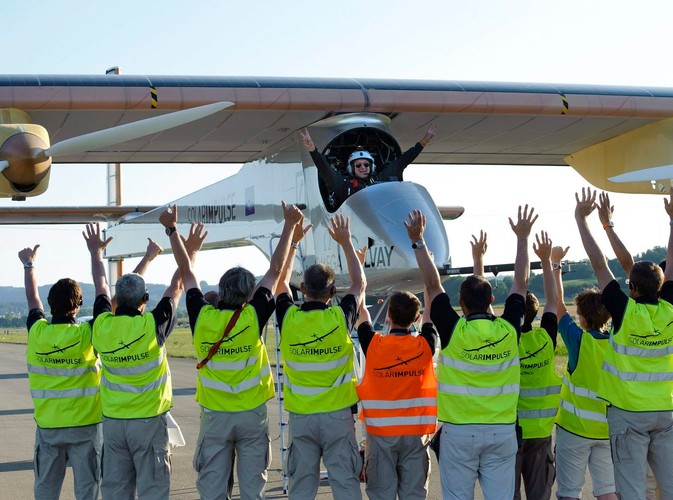 Ekipa projektu radośnie wita pilota