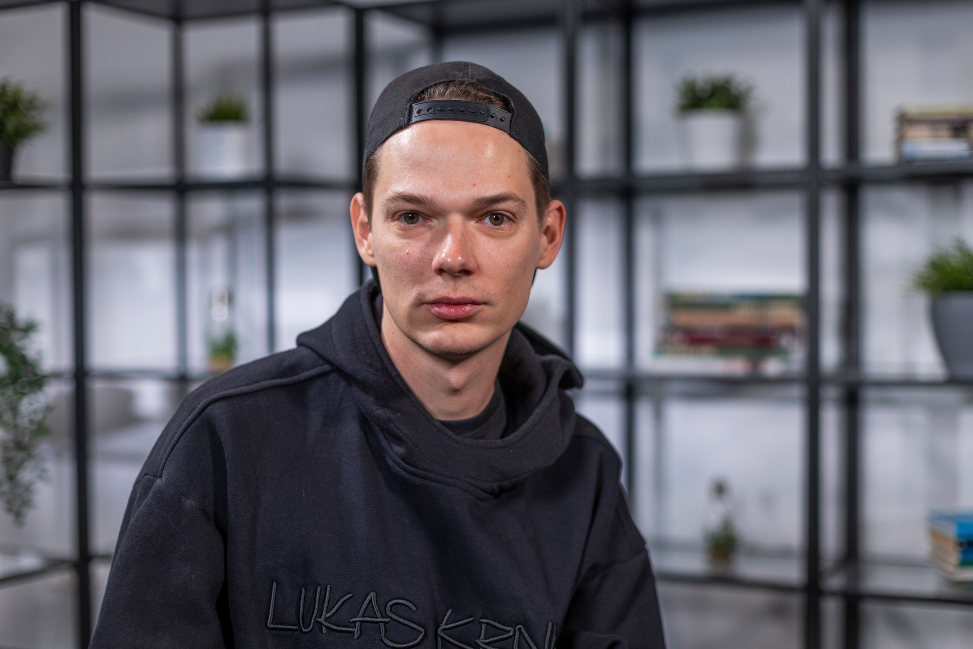 Módny návrhár Lukáš Krnáč v relácii Off Record. 