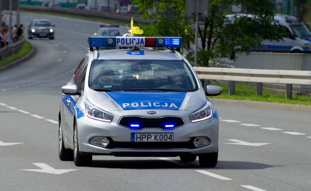 Jechał deskorolką, w ręku miał kradziony znak drogowy. Policja zatrzymała nietypowego przestępcę