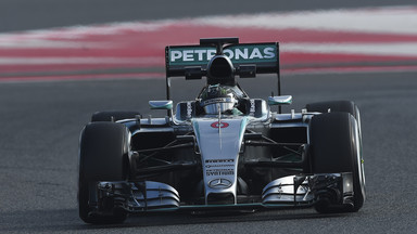 GP Australii: Mercedes na czele, fatalny początek McLarena