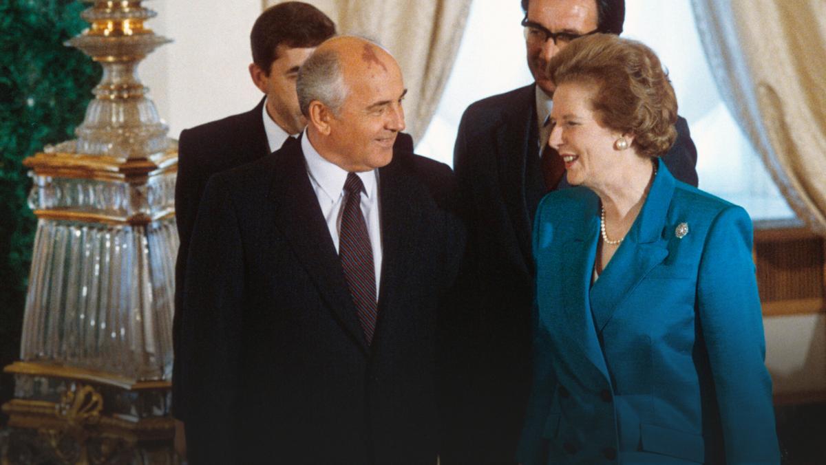 Przywodca ZSRR Michail Gorbaczow (pierwszy od lewej) podczas spotkania z premier Wielkiej Brytanii Margaret Thatcher. Moskwa, ZSRR, 23.09.1987.