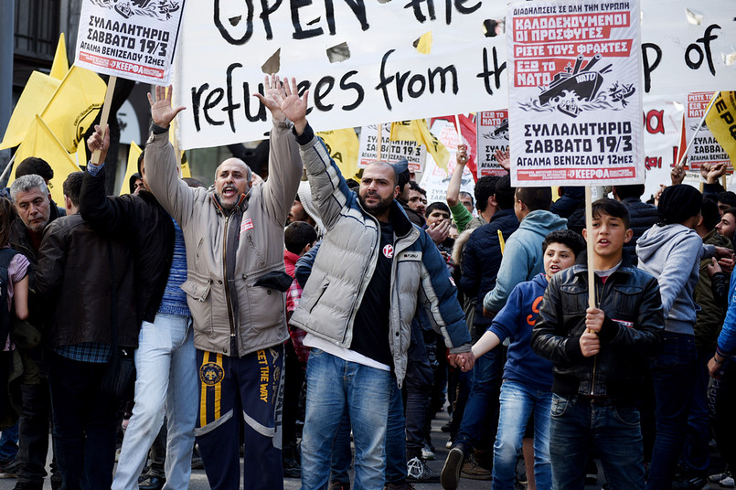 W środę unijny komisarz ds. migracji Dimitris Awramopulos zagroził, że jeśli Polska, Czechy i Węgry nie zaczną wykonywać decyzji o relokacji uchodźców w najbliższych tygodniach, Komisja Europejska rozważy skierowanie sprawy do Trybunału Sprawiedliwości UE.