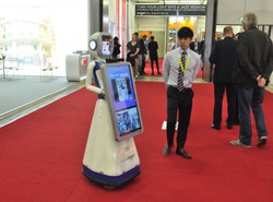 Tańczące roboty, odkurzacze do okien i złote słuchawki. Najdziwniejsze gadżety z Berlina