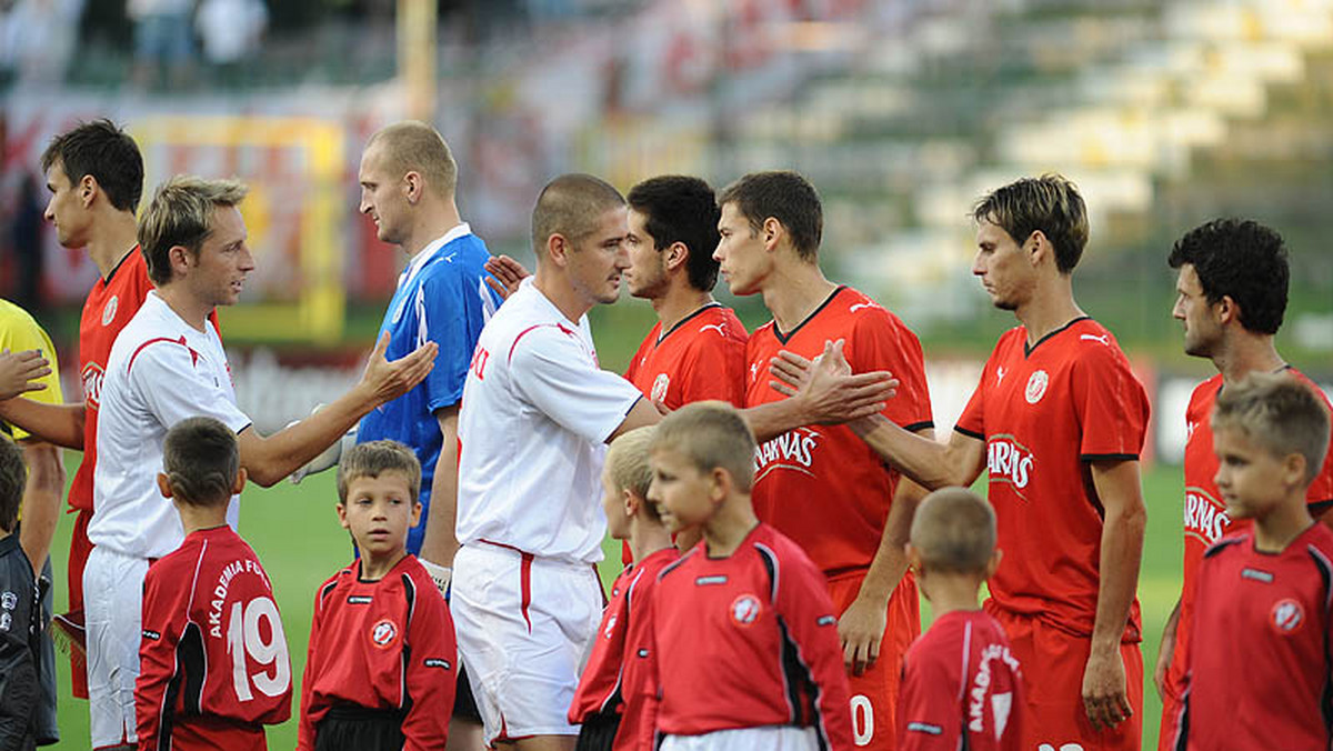 Piłkarze Widzewa Łódź powrócili z Bielska-Białej w niedzielę przed 22:00. Dwanaście godzin później stawili się w klubie ponownie. W poniedziałkowy poranek odbył się bowiem trening zespołu połączony z rozruchem po meczu z Podbeskidziem. Poniedziałkowe zajęcia zostały przeprowadzone na boisku bocznym.