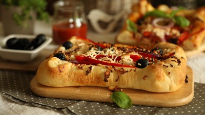 Pizza recept egy ízletes csavarral: a szélét is megtöltöttük