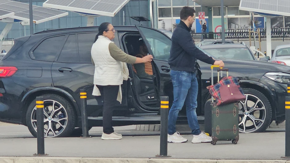 Verica Šerifović sa unukom na aerodromu