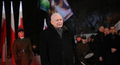 Generał nie wytrzymał na widok tego, co działo się za plecami Kaczyńskiego. "Boże drogi"